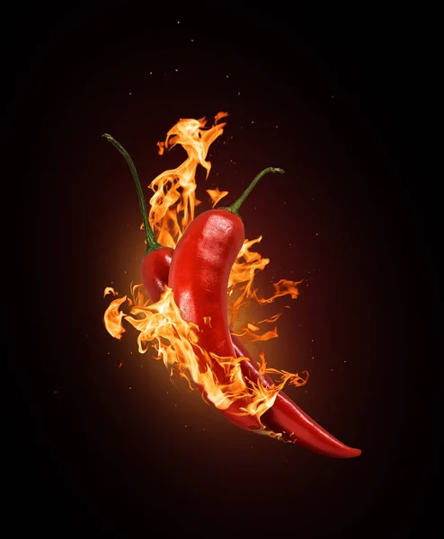 Dos Chiles Rojos Primer Plano Llama Ardiente Sobre Fondo Negro — Foto de Stock