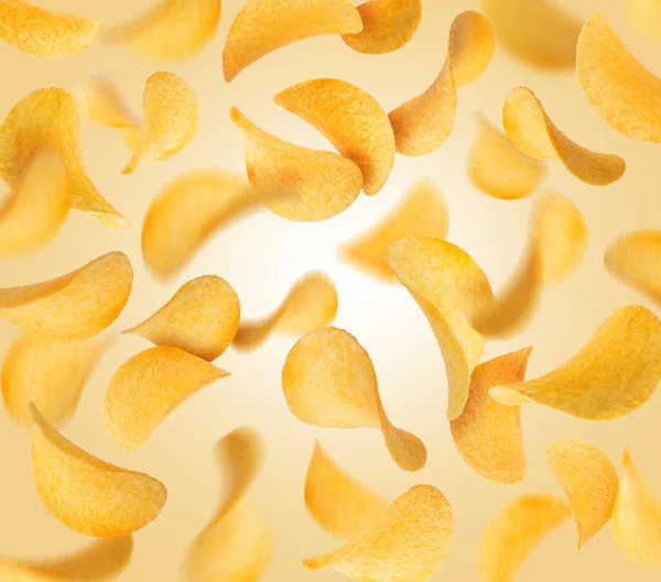 Batatas Fritas Uma Posição Caótica Fundo Amarelo — Fotografia de Stock