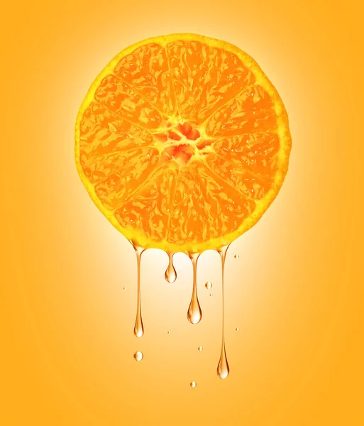 在黄色背景下 从半个橘子特写中滴下的果汁 — 图库照片
