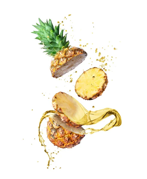 Gehackte Ananas Mit Spritzern Saft Der Luft Großaufnahme Auf Weißem — Stockfoto