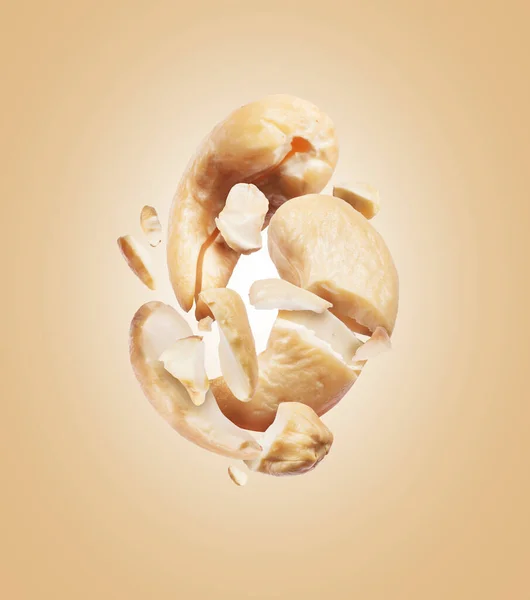 Krossad Cashew Luften Närbild Beige Bakgrund — Stockfoto