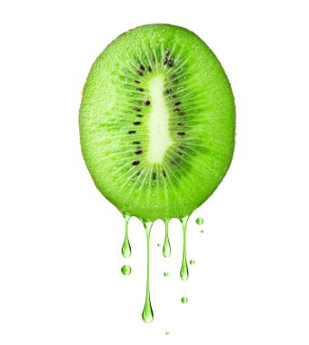 Kivinin yarısından damlayan meyve suyu damlaları beyaz arka planda izole bir şekilde kapanıyor.
