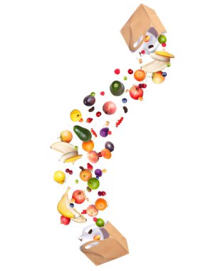 Market poşetlerinden çeşitli meyve ve böğürtlen fışkırıyor.