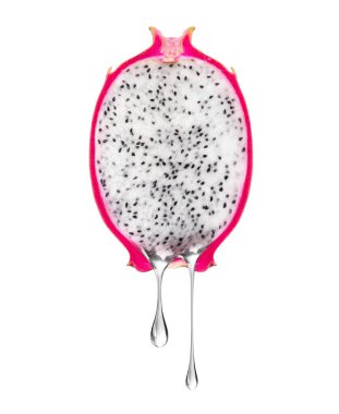 Pitahaya 'nın yarısından damlayan su damlaları beyaz arka planda izole edilmiş bir şekilde yakın çekim yaparlar.