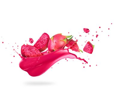 Dilimlenmiş olgun ejderha meyveleri (pitahaya) beyaz arka planda taze meyve suları ile