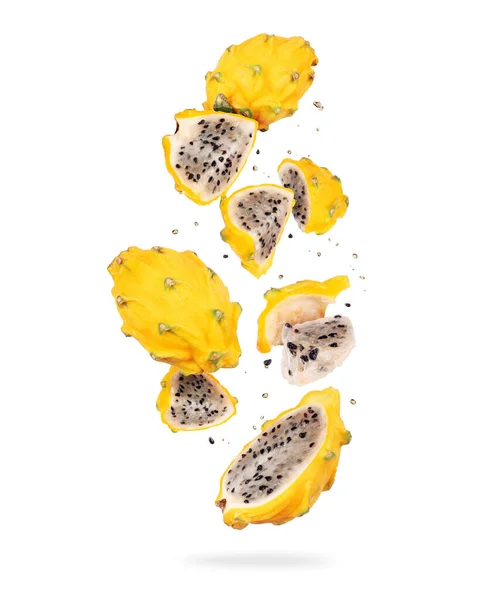Kawałek Dojrzałych Żółtych Owoców Smoka Pitahaya Powietrzu Białym Tle — Zdjęcie stockowe
