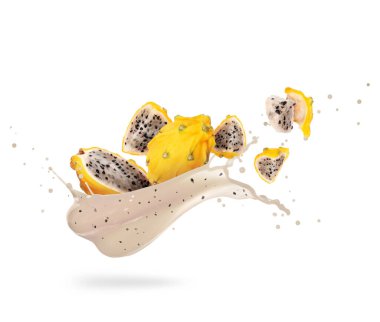 Dilimlenmiş olgun sarı ejderha meyveleri (pitahaya) ve beyaz arka planda taze meyve suları.