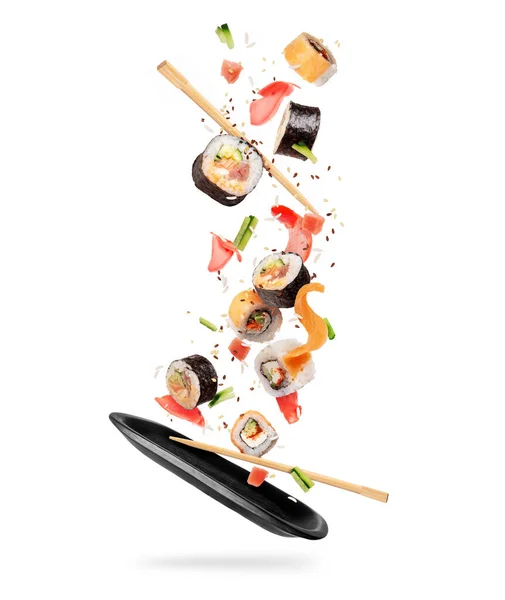 Rotoli Sushi Freschi Con Vari Ingredienti Che Cadono Piatto Argilla — Foto Stock