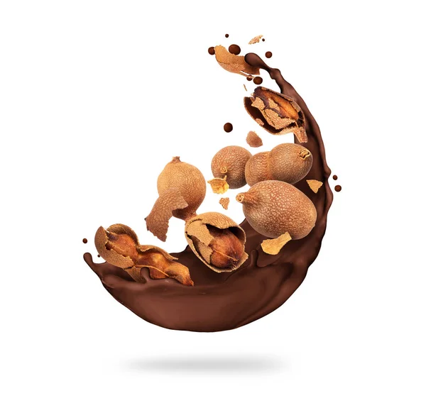 Schokoladenspritzer Mit Tamarindenfrüchten Nahaufnahme Auf Weißem Hintergrund — Stockfoto