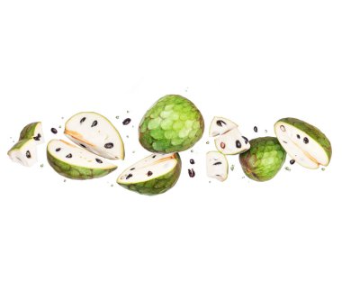 Havada dilimlenmiş olgun Cherimoya, beyaz bir arka planda izole edilmiş.