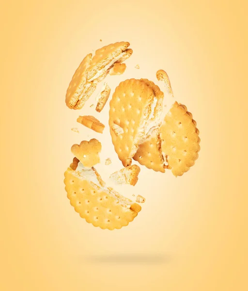 Knusprige Leckere Kekse Zerkleinert Der Luft Auf Gelbem Hintergrund — Stockfoto