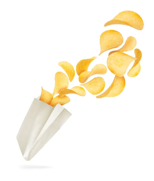 Kartoffelchips Fliegen Aus Papierverpackungen Isoliert Auf Weißem Hintergrund — Stockfoto