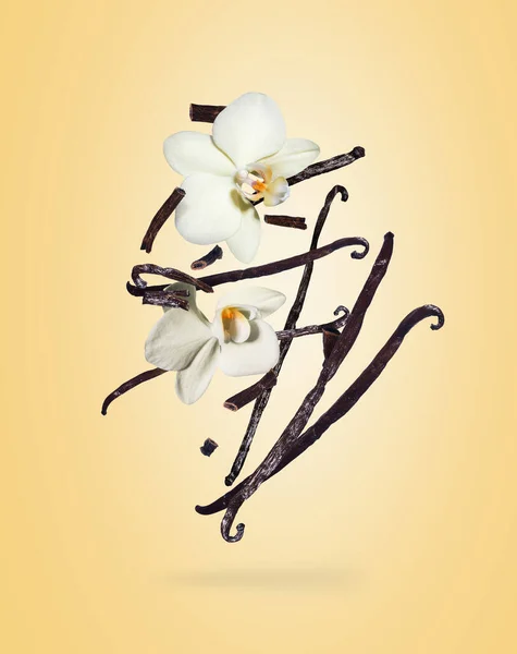 Getrocknete Vanillestangen Mit Blüten Der Luft Auf Gelbem Hintergrund — Stockfoto