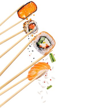 Beyaz arka planda izole edilmiş yemek çubuklarıyla çeşitli Japon suşileri.