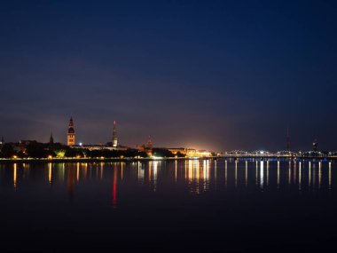 Riga 'nın güzel gece manzarası