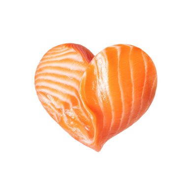 Kalp şeklinde çiğ somon filetosu, beyaz arka planda izole edilmiş.
