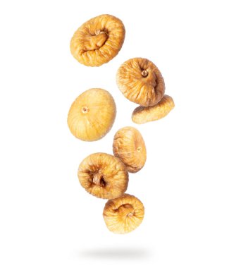 Havadaki lezzetli kurutulmuş incirler beyaz arka planda izole edilmiş.