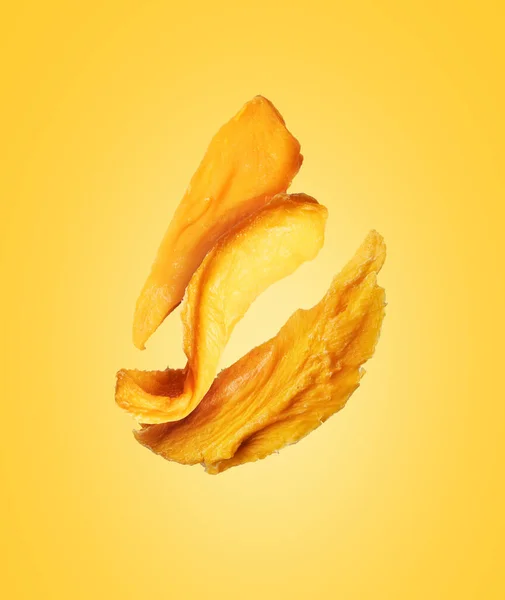 Suszone Mango Bliska Powietrzu Żółtym Tle — Zdjęcie stockowe
