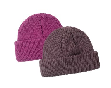 Beyaz arka planda iki sıcak yün şapka.