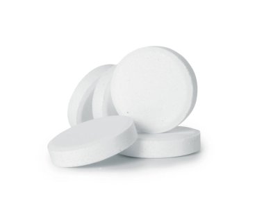 Beyaz arka planda beş tane yakın plan tıbbi gazlı içecek.