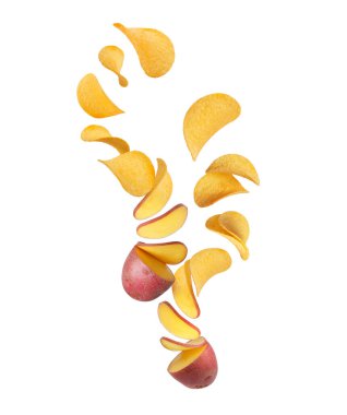 Patates, havada yüzen cips dilimlerine dönüşüyor. Beyaz arka planda izole edilmiş.