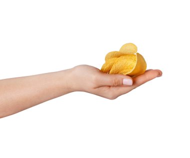 Beyaz arka planda izole edilmiş bir kadın elinde çıtır patates cipsi.