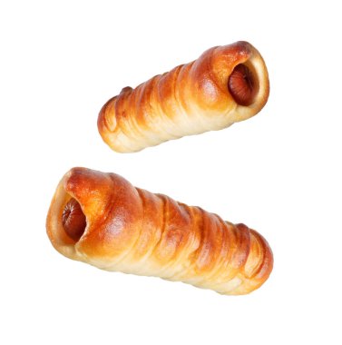 Geleneksel sosisli dürüm yakın plan beyaz arka planda izole edilmiş.