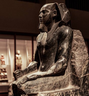 Kahire, Mısır; 21 Ocak 2024: Kahire 'deki Mısır Müzesi' nde sergilenen dördüncü hanedan hükümdarı Firavun Khafre 'nin diyorit heykelinin yan görüntüsü. Heykel, idealize edilmiş anatomiyi, ilahi otoriteyi vurgular..