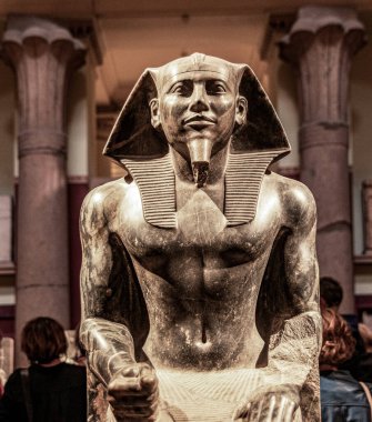 Kahire, Mısır; 21 Ocak 2024: Dördüncü Mısır Hanedanı hükümdarı Firavun Khafre 'nin Diorite heykeli Kahire' deki Mısır Müzesi 'nde sergilendi. Heykel, ilahi krallığı, ideal insan formunu ve sonsuz gücü temsil ediyor. 4500 yıl boyunca oluşturuldu.