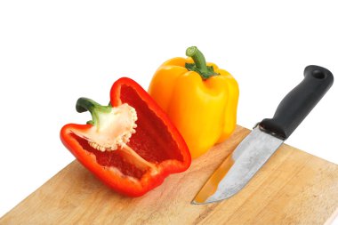 Beyaz arka planda izole edilmiş üç taze biber.