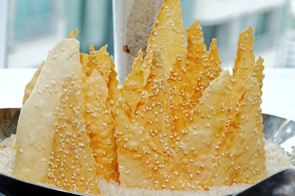 Pişmiş susamlı bisküvi