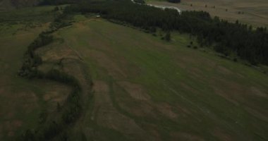 Kasvetli bir güzel yaz günü bulutlarda.