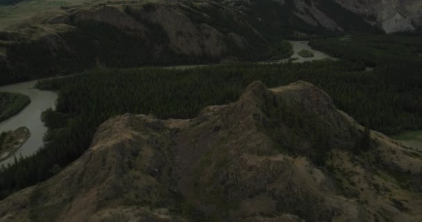 Flying over the river in cloudy weather. — Stock Video