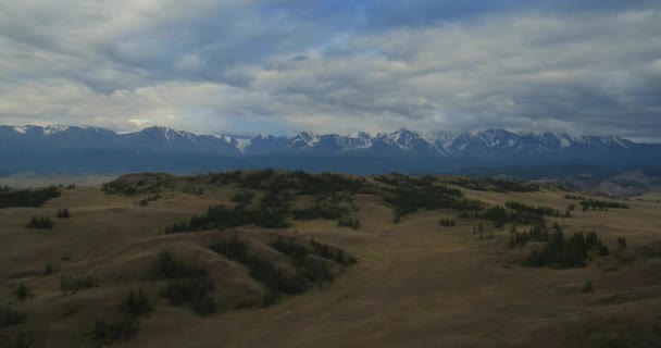 Düstere Wolken an einem schönen Sommertag. — Stockvideo