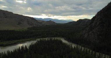 Uçan Nehri bulutlu havalarda.