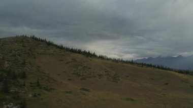 Kasvetli bir güzel yaz günü bulutlarda.