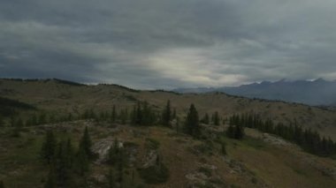 Kasvetli bir güzel yaz günü bulutlarda.