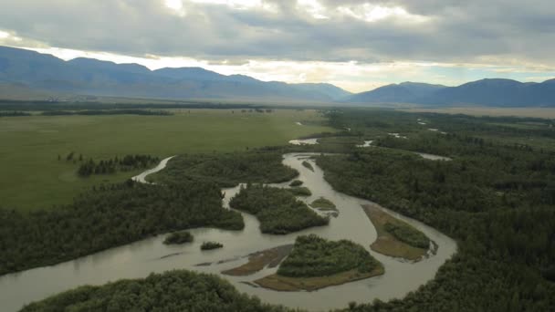 Volando sobre el río en tiempo nublado . — Vídeos de Stock