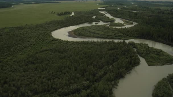 Volando sobre el río en tiempo nublado . — Vídeos de Stock