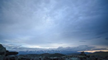 gece bulutları. Altay, Sibirya. Zaman atlamalı.