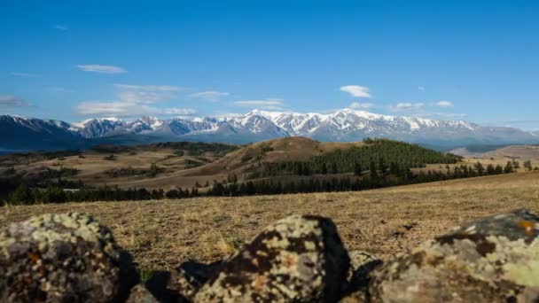 Felhők, a háttérben a hegyek. Altáj, Siberia. Idő telik el. — Stock videók