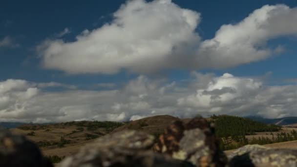 Wolken op een achtergrond van bergen. Altaj, Siberië. Time-lapse. — Stockvideo