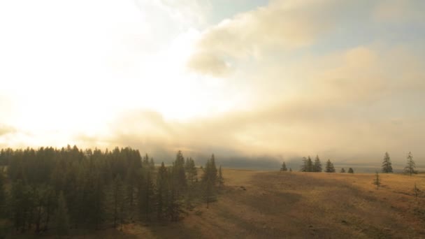 Voando através de nuvens com bela vista da paisagem sobre as montanhas . — Vídeo de Stock