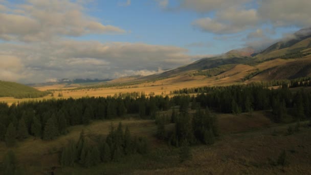 Volando con clima nublado sobre el río, el bosque y las montañas — Vídeos de Stock