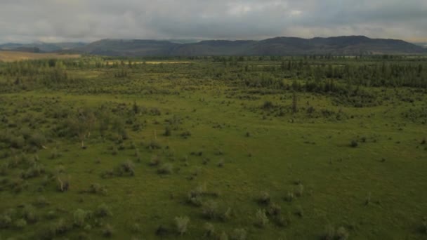 Voando em tempo nublado sobre o rio, floresta e montanhas — Vídeo de Stock