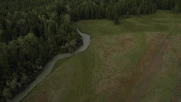 Bei trübem Wetter über Fluss, Wald und Berge fliegen — Stockvideo