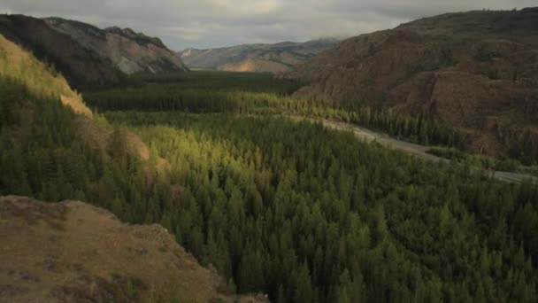 Bei trübem Wetter über Fluss, Wald und Berge fliegen — Stockvideo