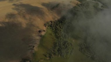 Uçan aracılığıyla bulutlar Dağların üzerinden güzel peyzaj Manzaralı.