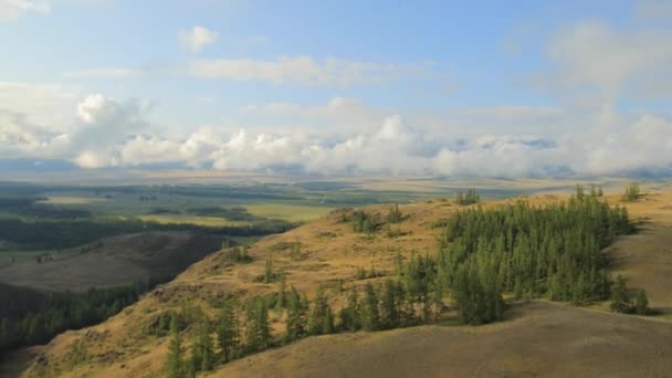 Voler par temps nuageux au-dessus de la rivière, la forêt et les montagnes 