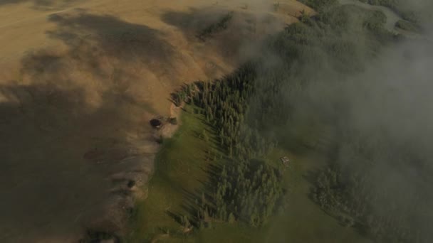 Voler à travers les nuages avec une belle vue sur les montagnes .
